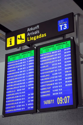 Fluginformationen am Flughafen in Malaga