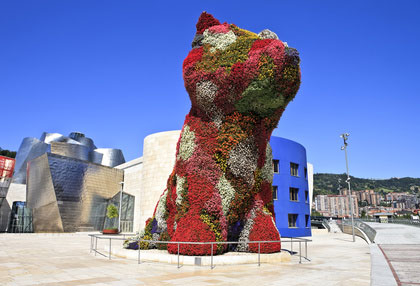 Blumenhund vor dem Guggenheim Museum