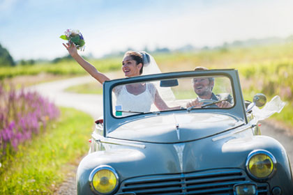 Hochzeitspaar im Auto