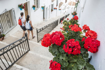 Junge Urlauber in der Stadt Mijas