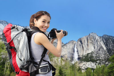 Bild einer Wanderin mit dem Fotoapparat