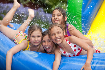 spielende Kinder im Wasserpark